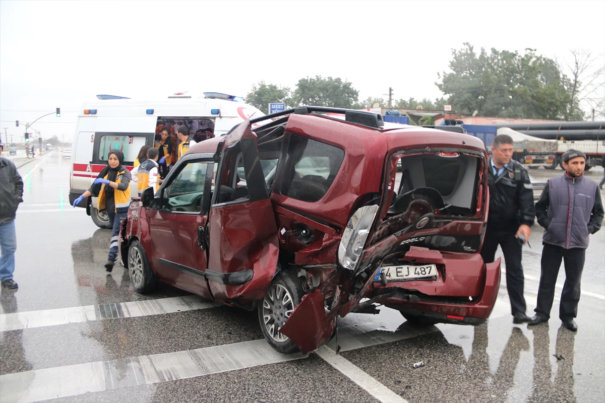 Kocaeli\'de Zincirleme Trafik Kazası: 8 Yaralı