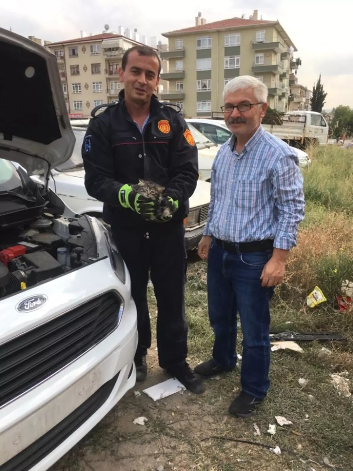 Otomobilin Motoruna Giren Kedi Yavrusunu İtfaiye Kurtardı