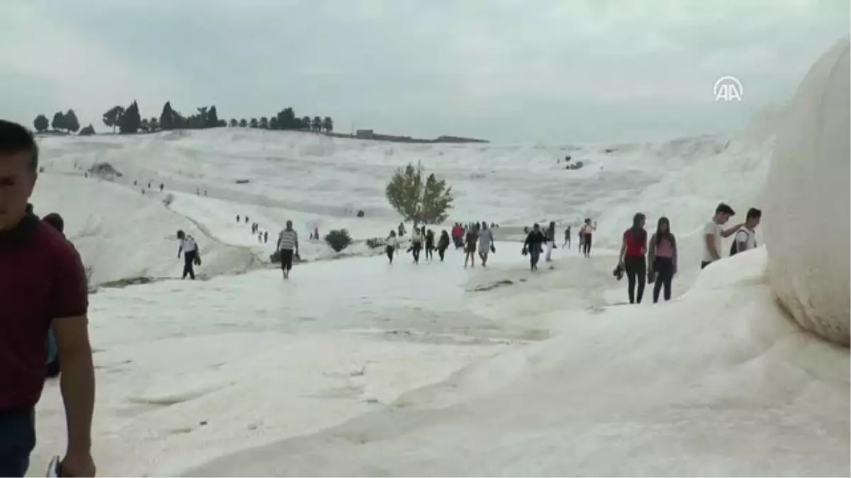 Pamukkale\'de Çinli Turist Yoğunluğu