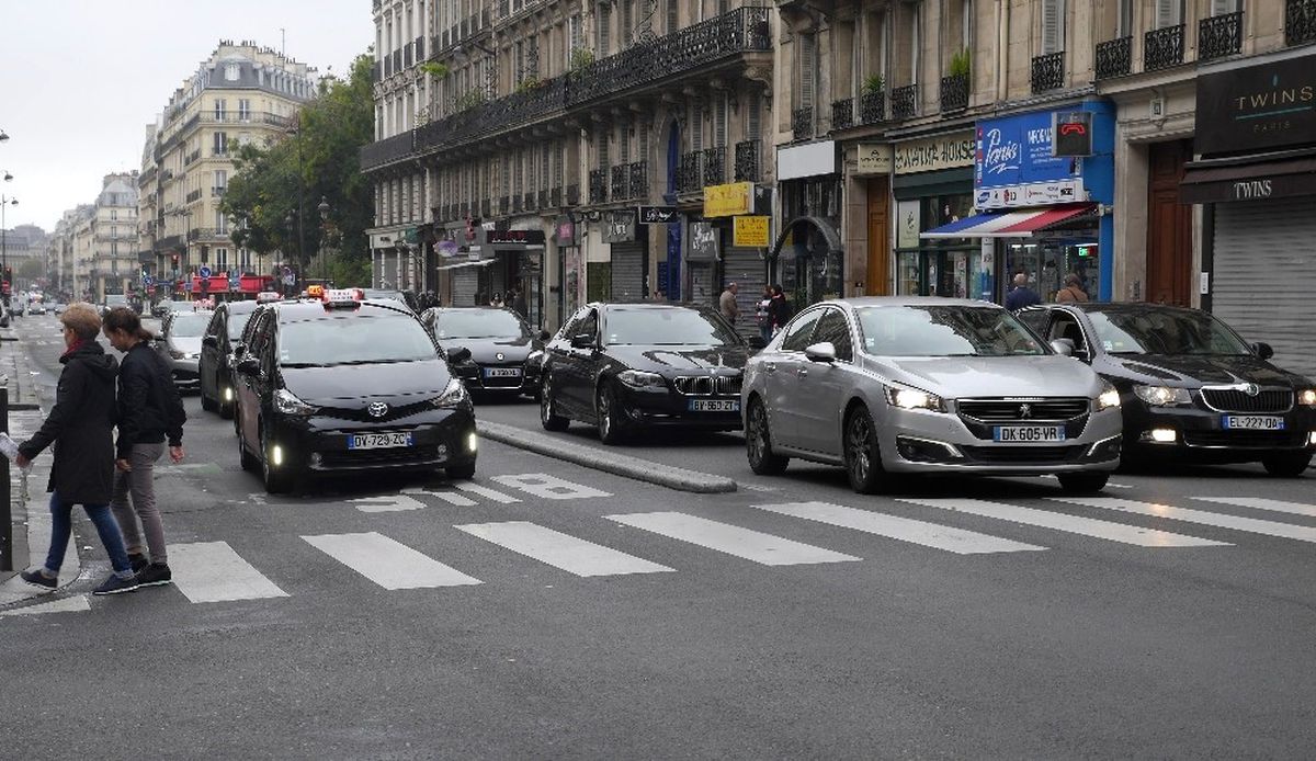 Paris\'te Sürücüler Araba Kullanma Yasağını İhlal Etti
