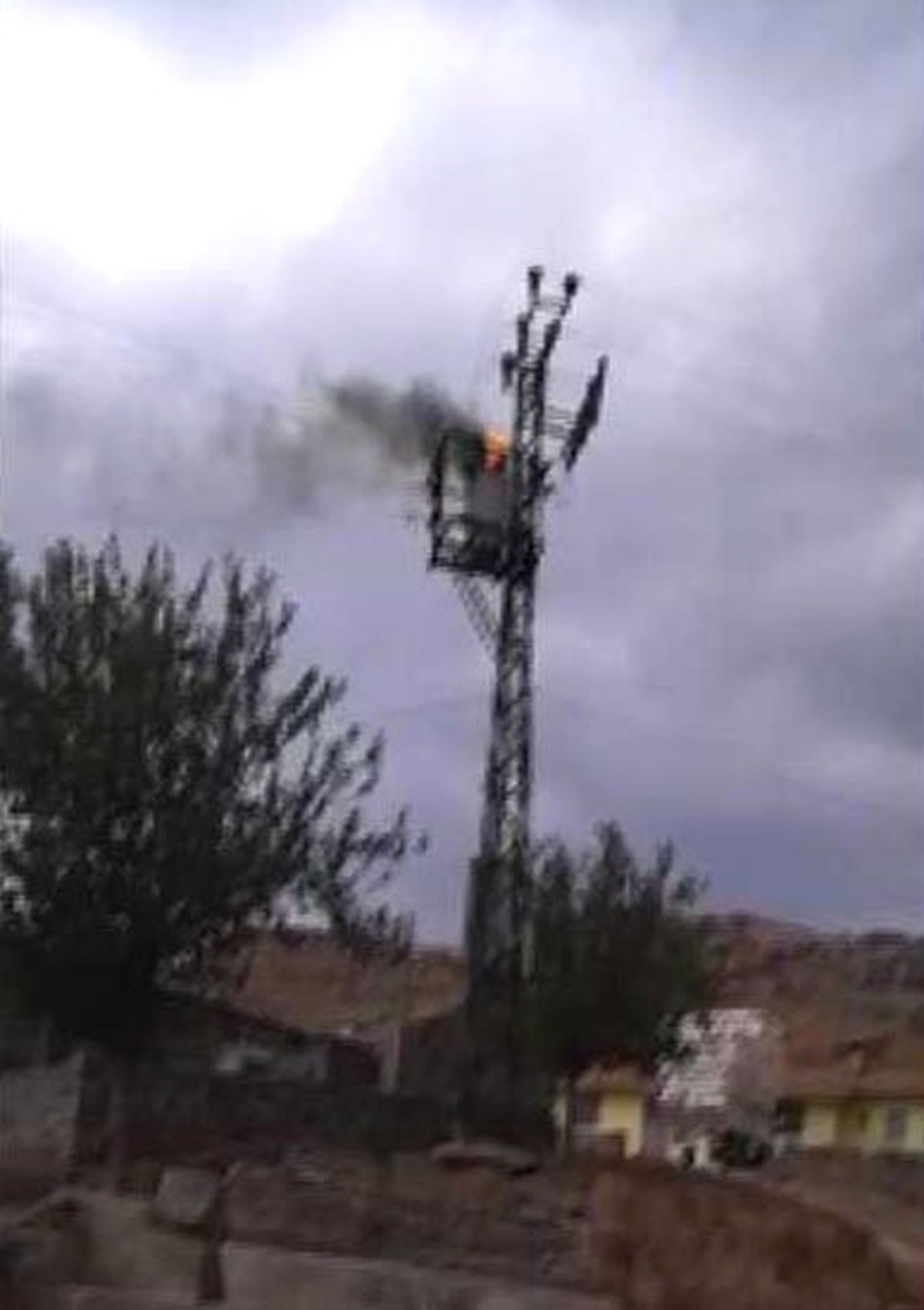 Patlayan Trafo Alev Alarak Yandı