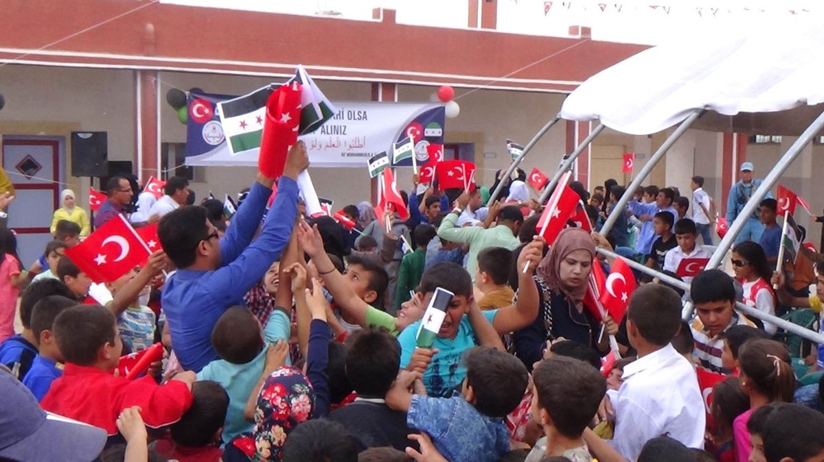 Suriye\'de Bayrak İzdihamı