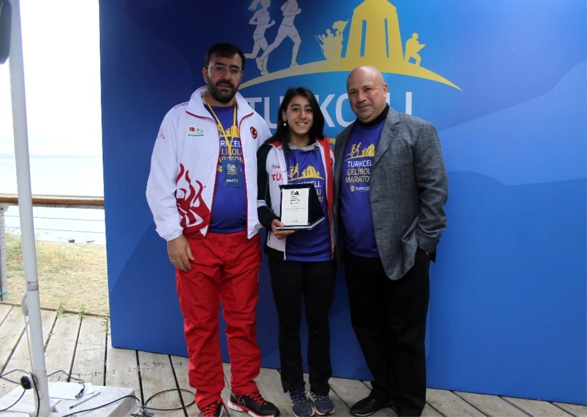 Turkcell Gelibolu Maratonu\'nda Dünya Şampiyonu Mizgin Ay\'a Plaket