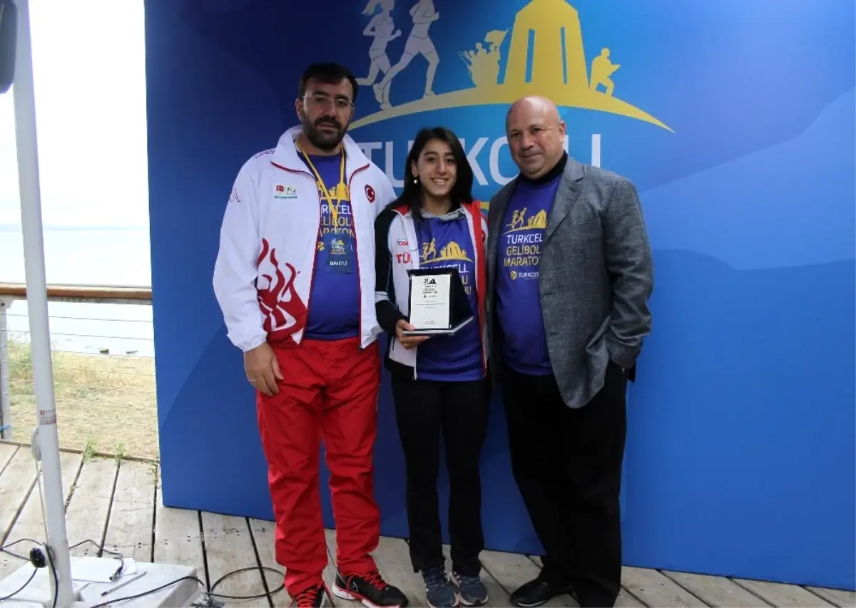 Turkcell Gelibolu Maratonu\'nda Dünya Şampiyonu Mizgin Ay\'a Plaket