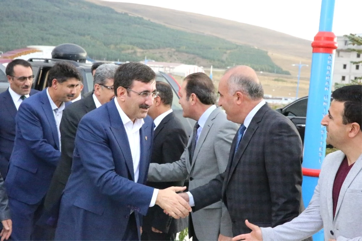 AK Parti Genel Başkan Yardımcısı Yılmaz\'dan Arü\'ye Ziyaret