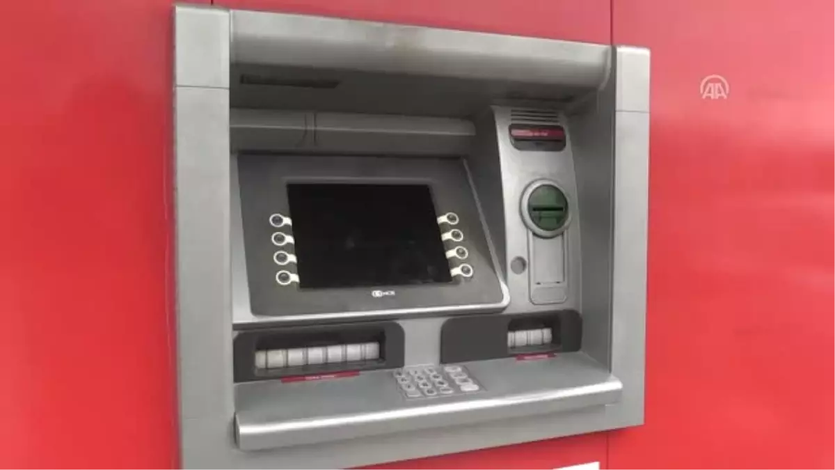 Atm\'de Kart Kopyalama Düzeneği Bulundu