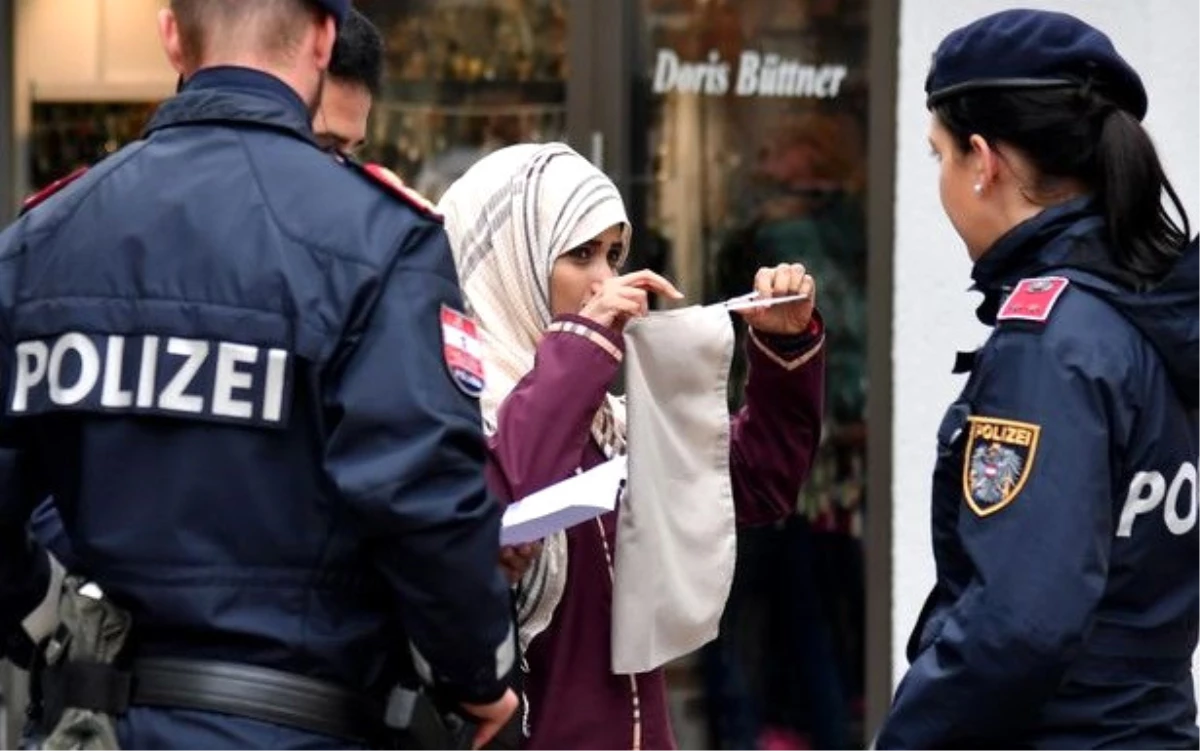 Avusturya\'da \'Burka Yasağı\' Yürürlükte! Polis, Sokaktaki Kadının Peçesini Çıkarttırdı