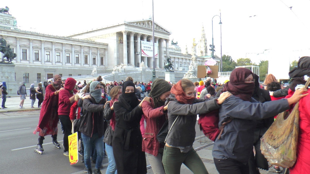 Avusturya\'da Yürürlüğe Giren "Burka Kanunu" Protesto Edildi