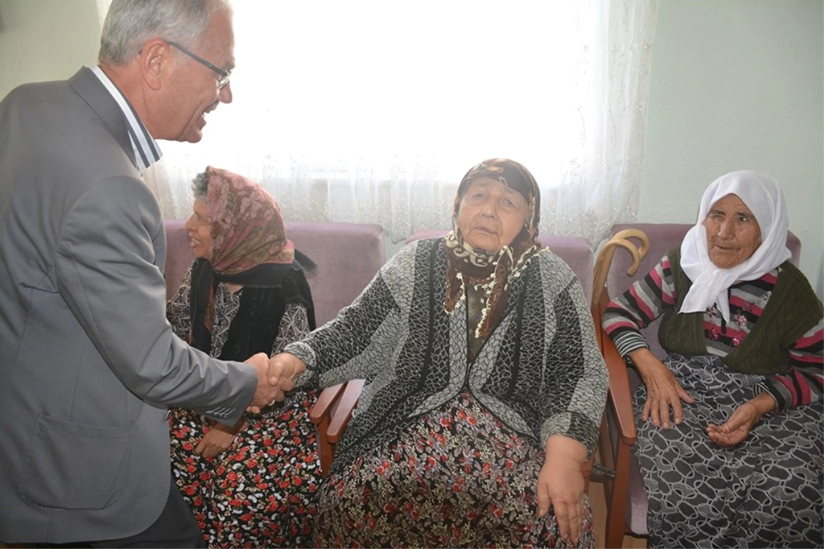 Başkan Acar\'dan, Huzurevine "Dünya Yaşlılar Günü" Ziyareti