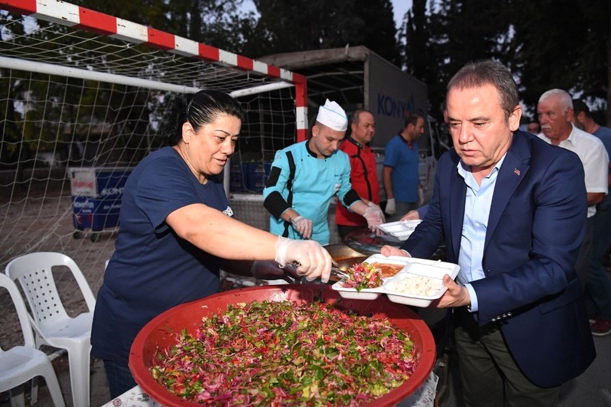 Başkan Böcek, Muharrem Ayında Lokma Dağıttı