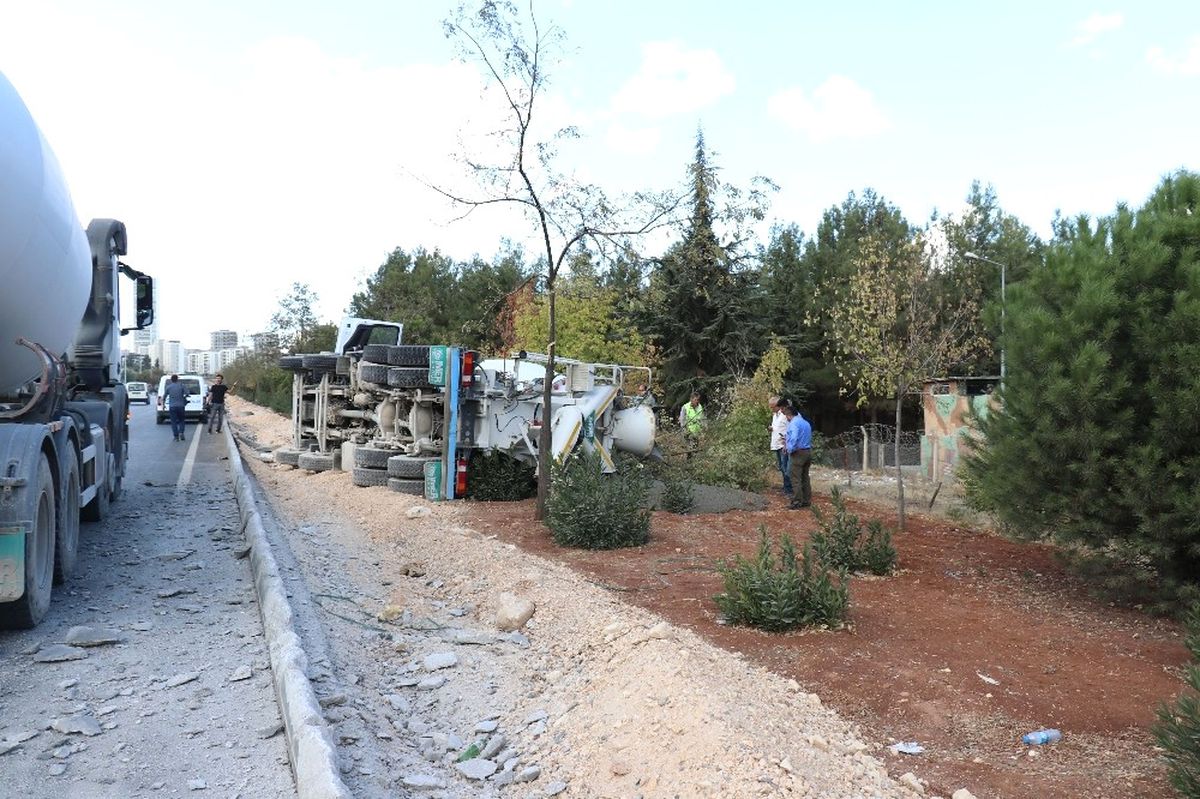 Beton Mikseri Devrildi Harç Yola Döküldü