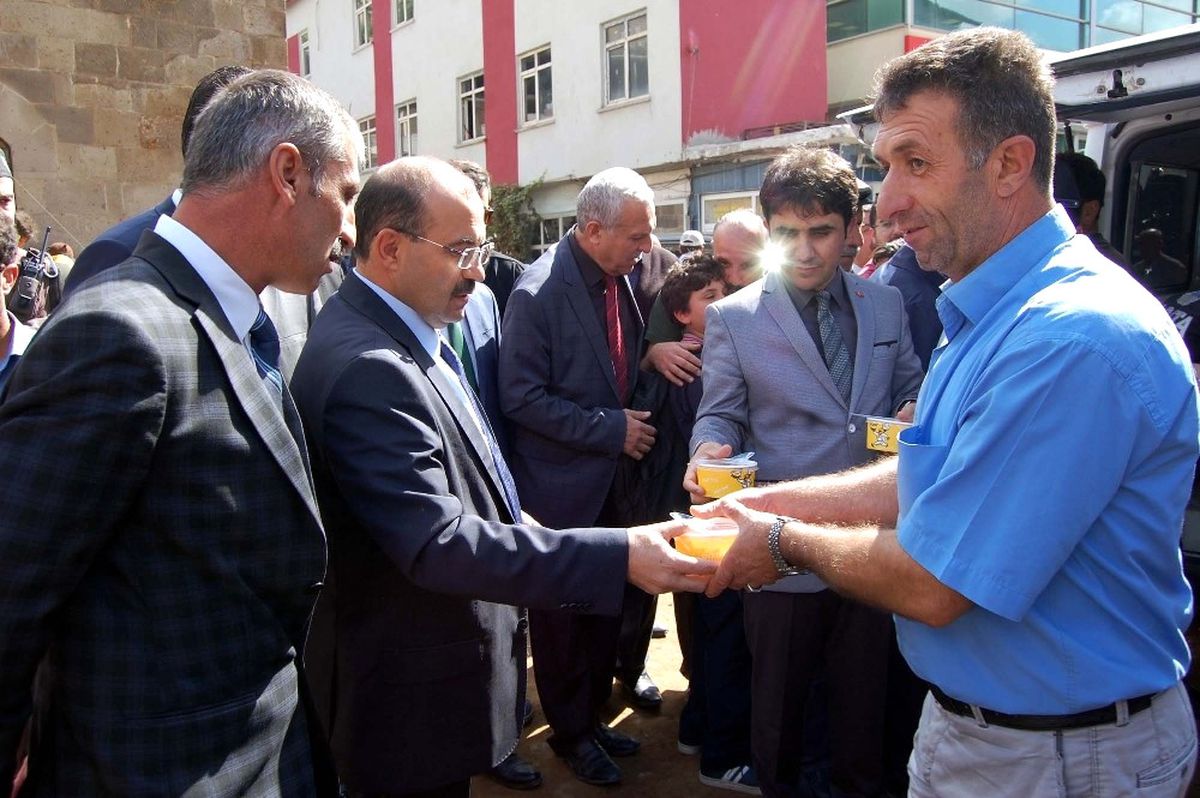 Bitlis Valisi Ustaoğlu, Vatandaşlara Aşure İkramında Bulundu
