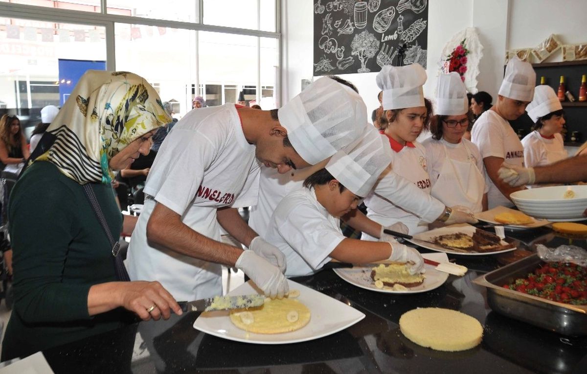 Engelli Öğrenciler Pasta Yapımını Öğrendi