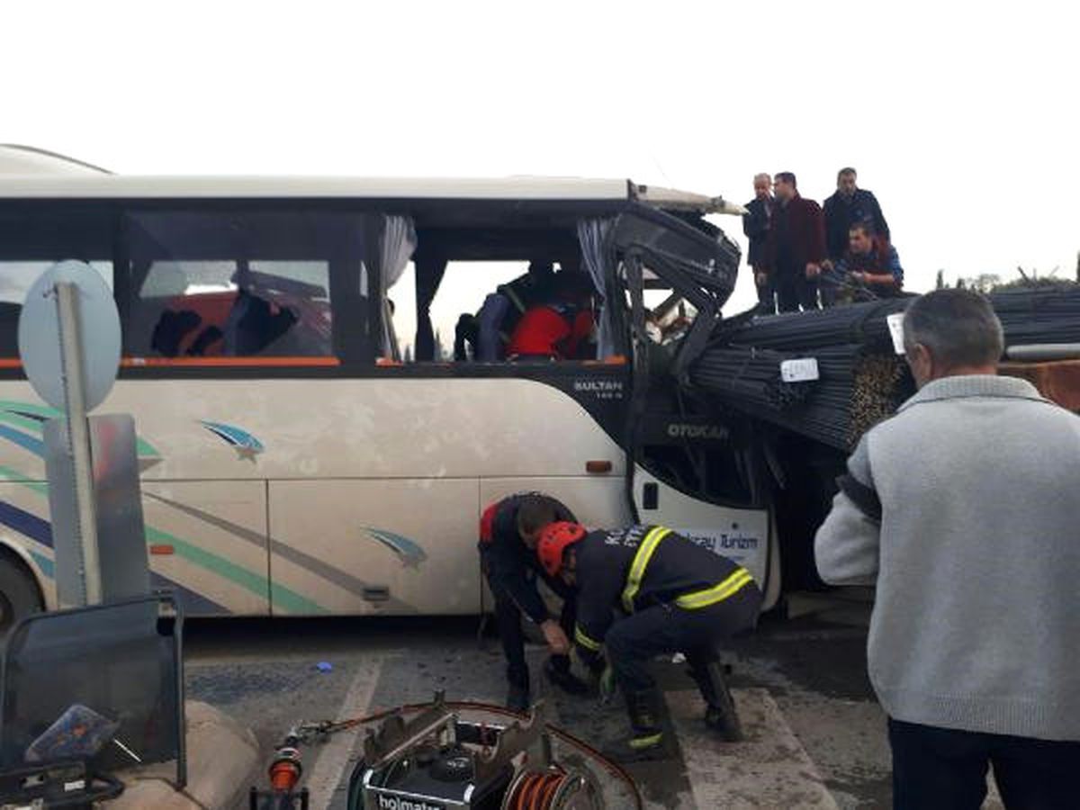 Gebze\'de İşçi Servisi Tır\'a Çarptı: 14 Yaralı