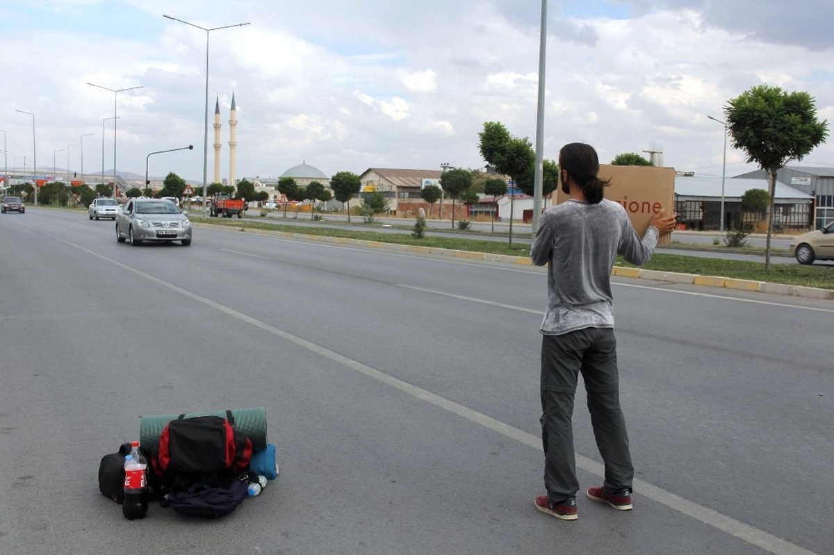 İlahiyat Öğrencisi Otostop Yaparak Türkiye\'yi Geziyor