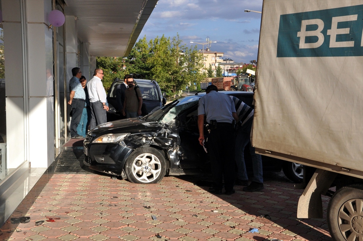 Kahramanmaraş\'ta Kaza Anı Güvenlik Kamerasına Yansıdı