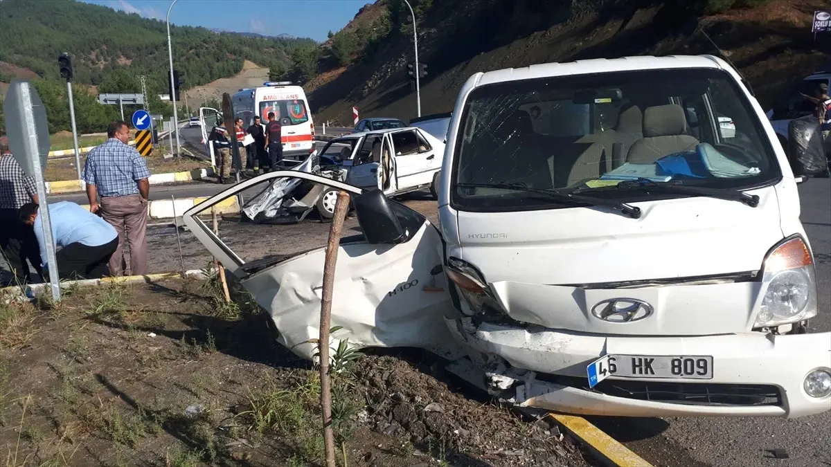 Kahramanmaraş\'ta Otomobil ile Kamyonet Çarpıştı: 9 Yaralı