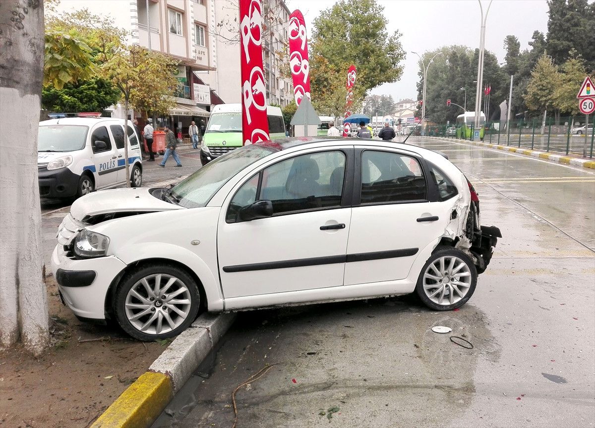 Karamürsel\'de Tanker Otomobile Çarptı: 2 Yaralı