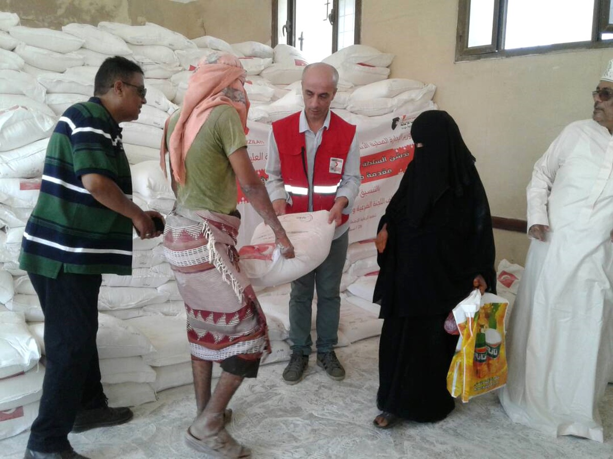 Kızılay, Yemen\'deki Türk Köyüne Yardım Götürdü