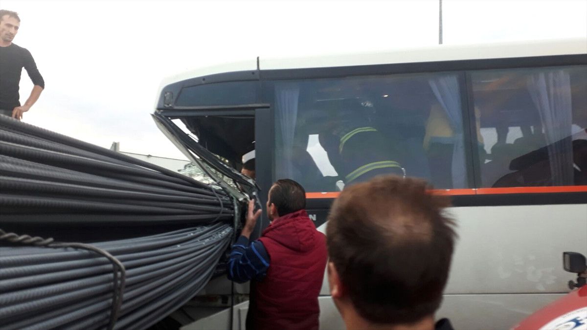Kocaeli\'de Servis Midibüsü ile Tır Çarpıştı: 21 Yaralı