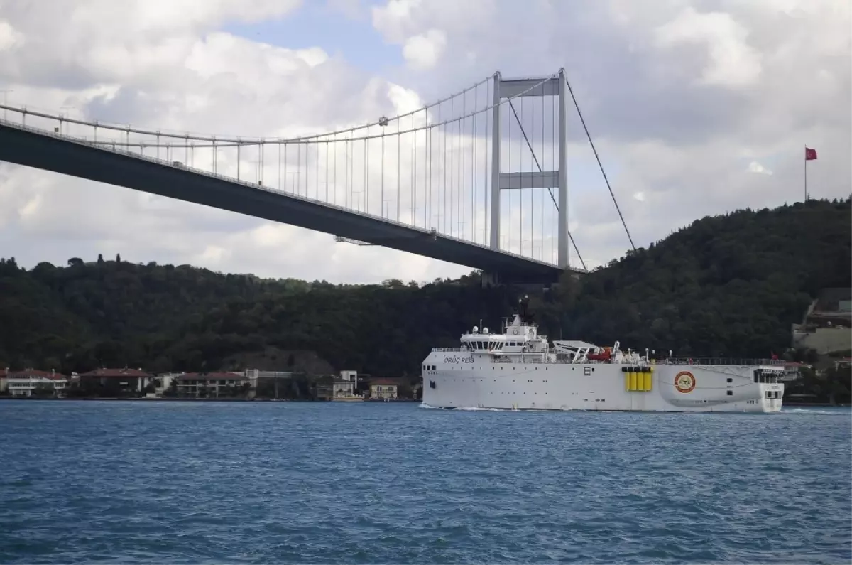 Milli Sismik Petrol Arama Gemisi \'Oruç Reis\' Boğaz\'dan Geçti