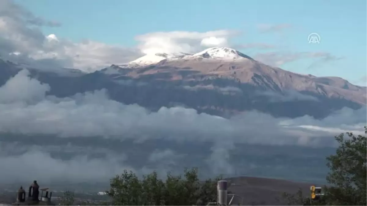 Munzur Dağı\'na Mevsimin İlk Karı Yağdı