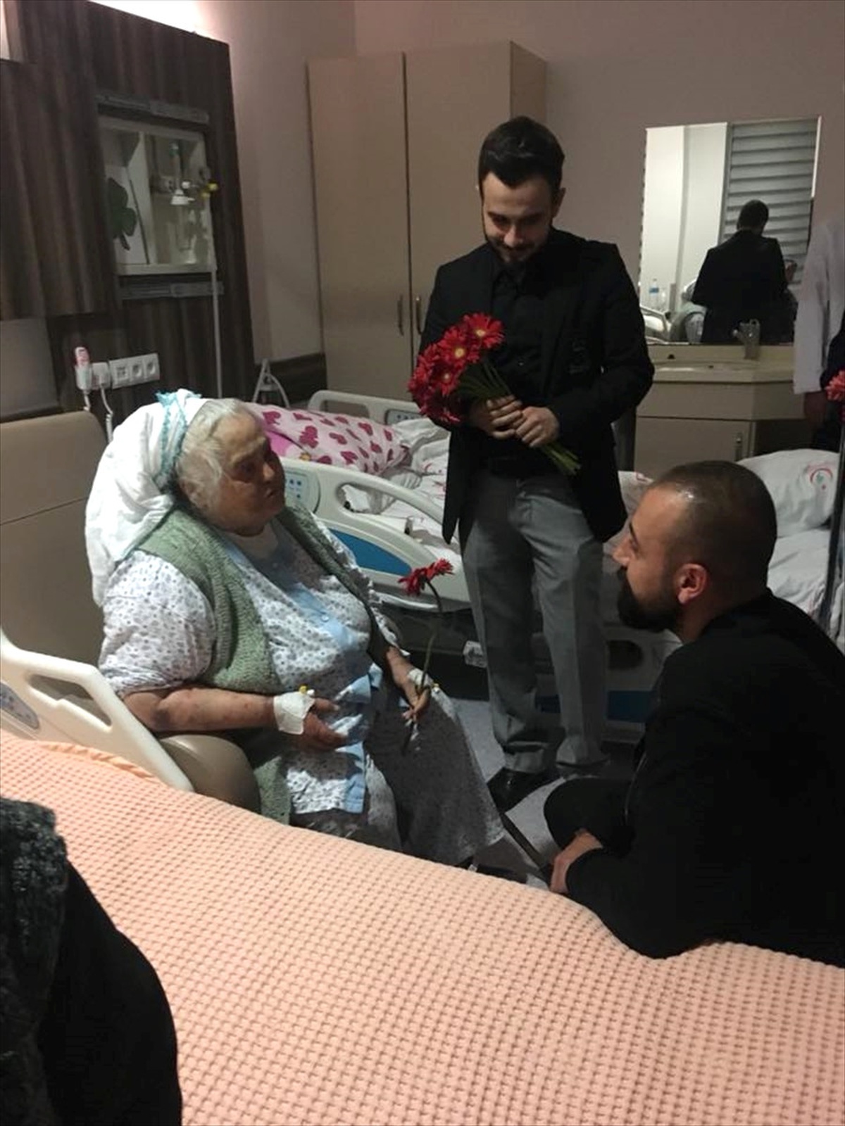 Muştu ve Ekibi Yaşlıları Ziyaret Etti