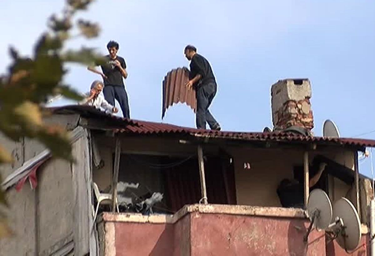 Beyoğlu\'nda Çatıdaki İşçilerin Ölümle Dansı