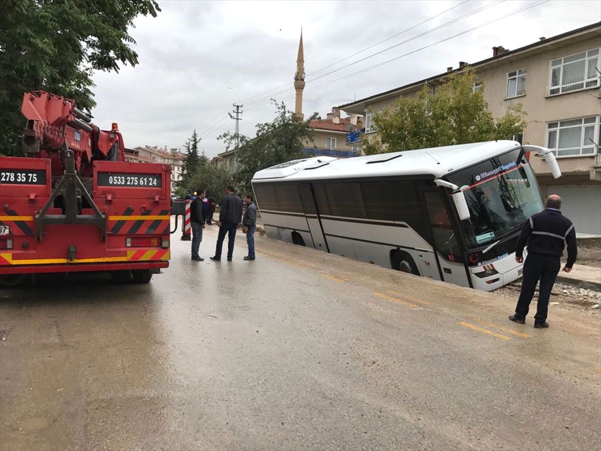Park Halindeki Servis Devrilme Tehlikesi Geçirdi