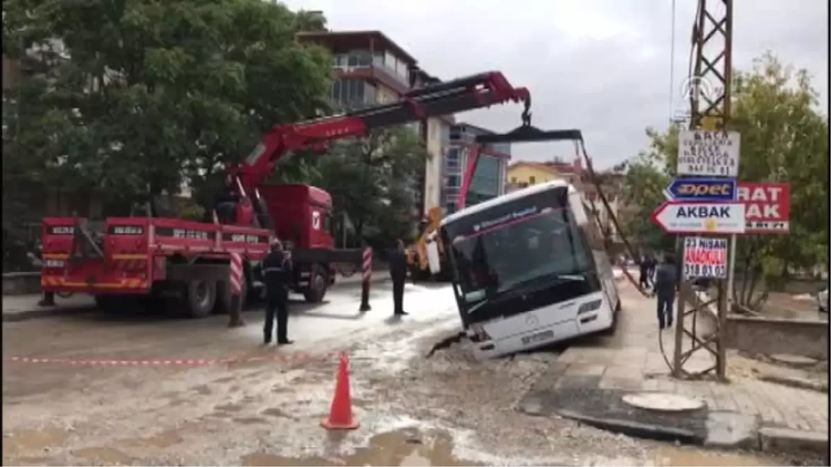 Park Halindeki Servis Devrilme Tehlikesi Geçirdi