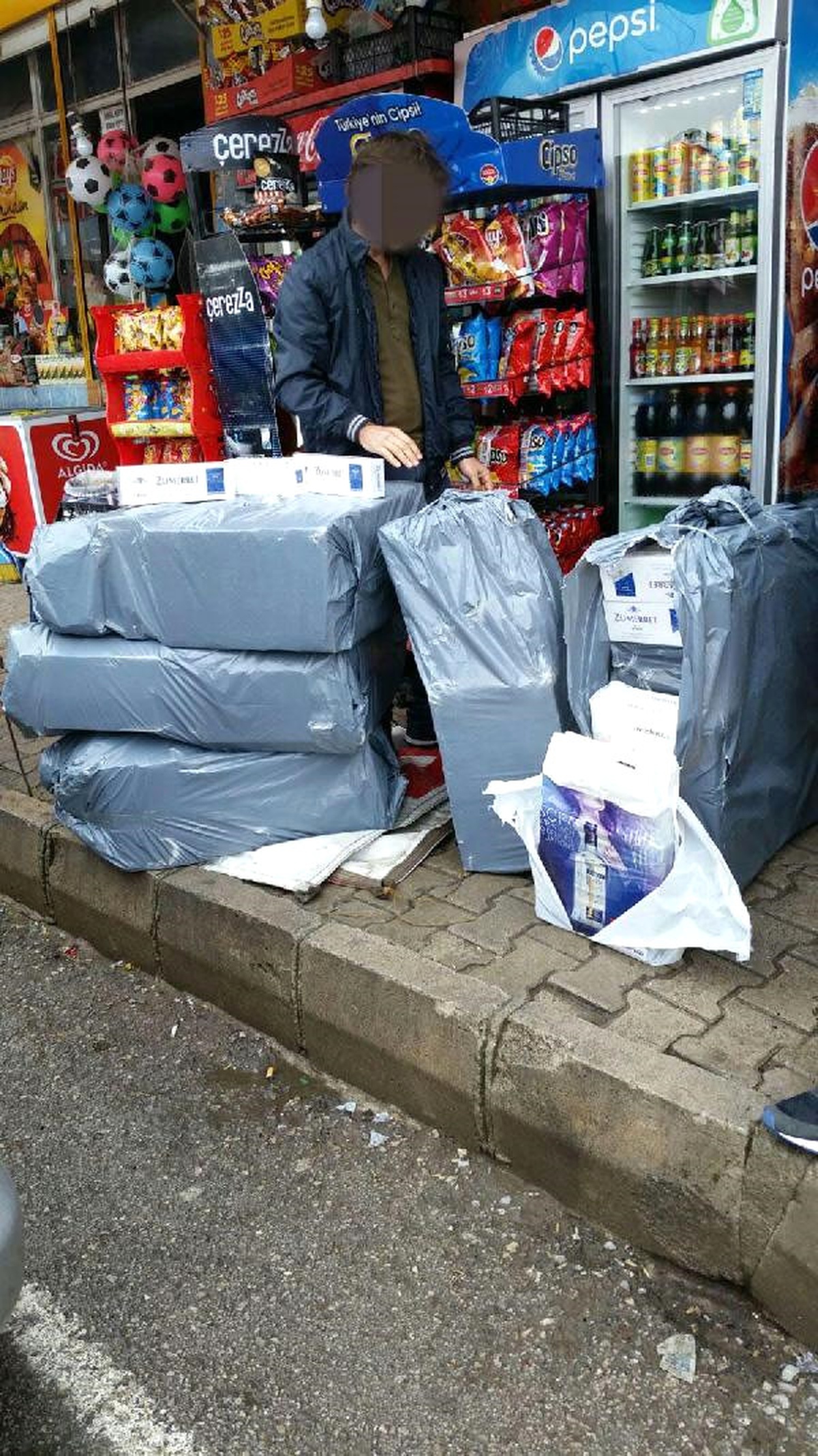 Polisten Kaçak Sigara Operasyonu: 2 Kişi Gözaltında