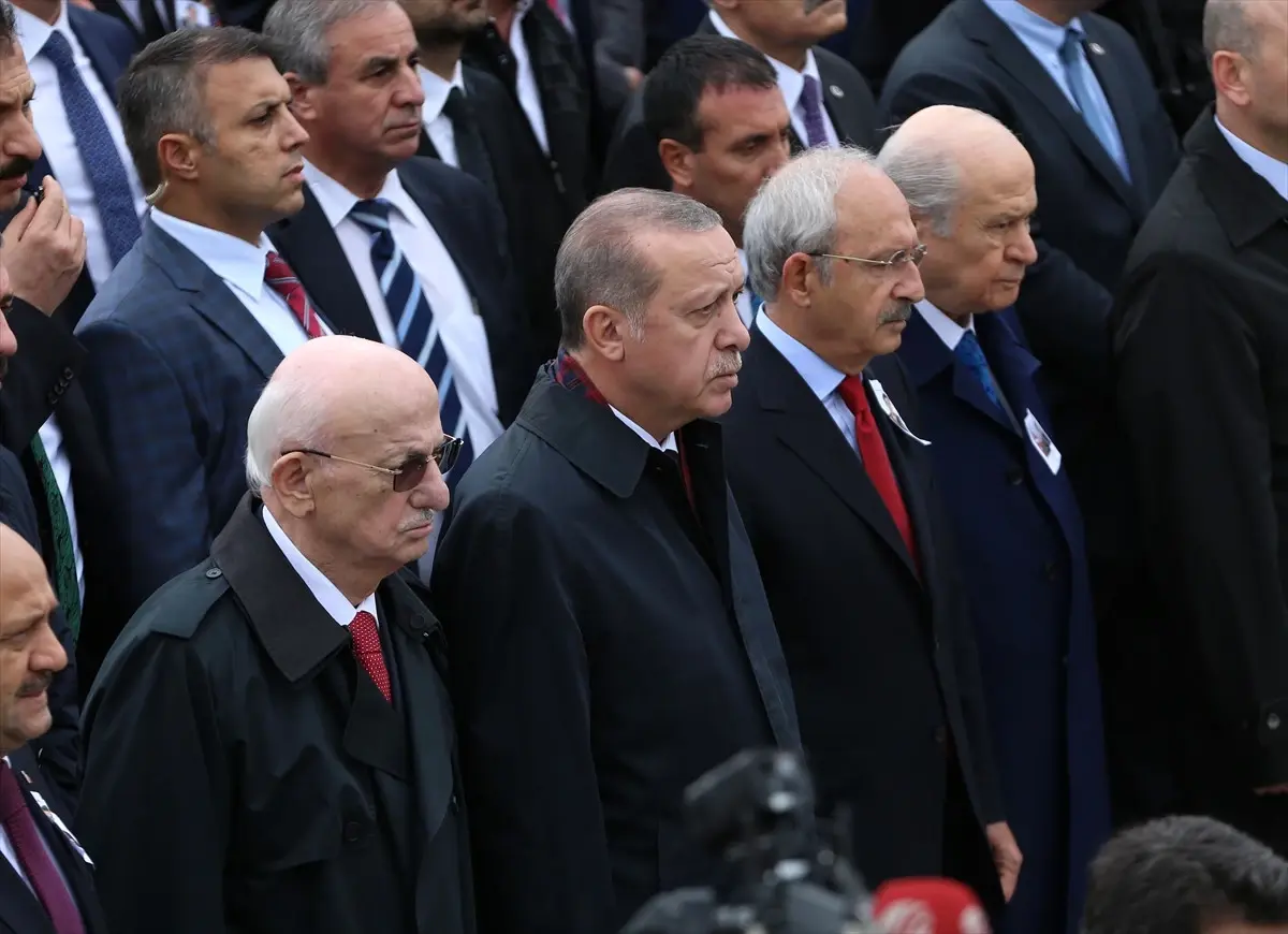 Şehit Yüzbaşı Erdal\'ın Cenazesinde Erdoğan, Kılıçdaroğlu ve Bahçeli Yan Yana Saf Tuttu