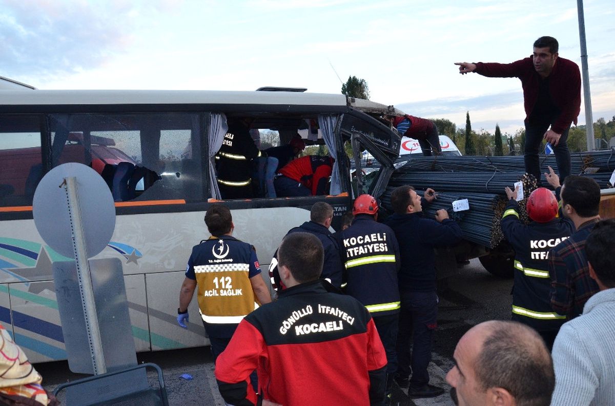 Servis Minibüsü Demir Yüklü Tıra Çarptı: 14 Yaralı