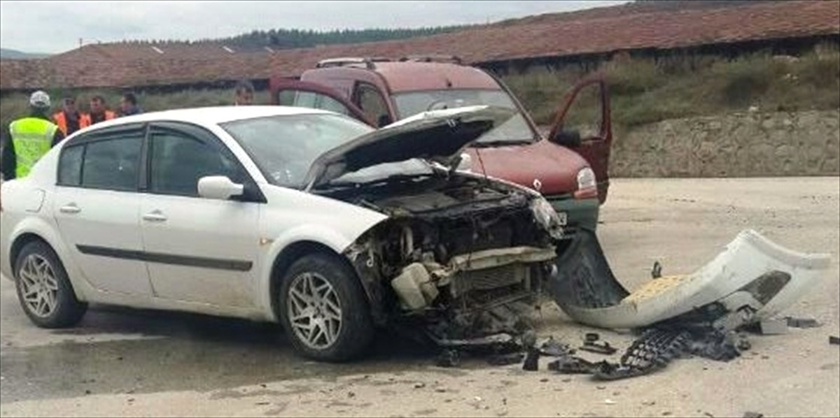 Sinop\'ta İki Otomobil Çarpıştı: 5 Yaralı