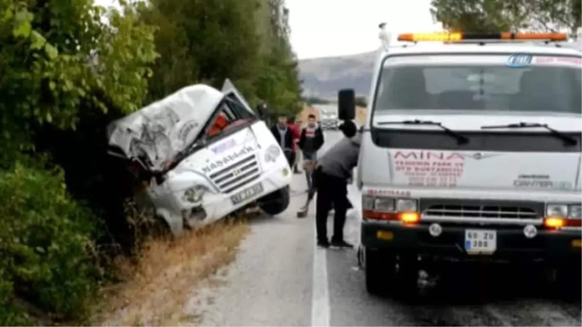 Tokat\'ta Öğrenci Servisi Kaza Yaptı: 4 Yaralı