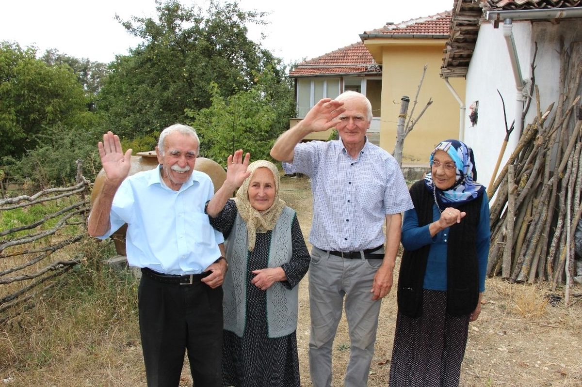 Türkiye\'nin En Yaşlı Muhtarının Mahallesinde 4 Kişi Yaşıyor