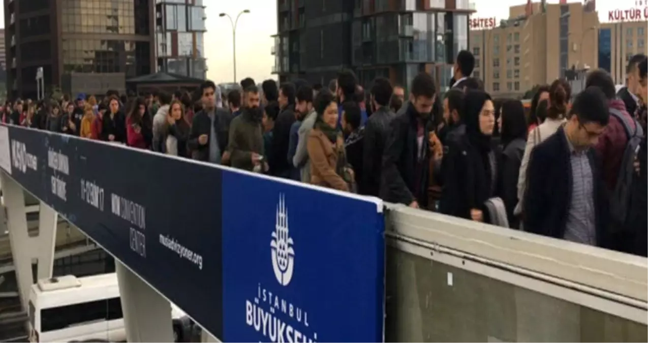 Yenibosna Metrobüs Durağında İnsan Seli! Vatandaşlar Zor Anlar Yaşadı