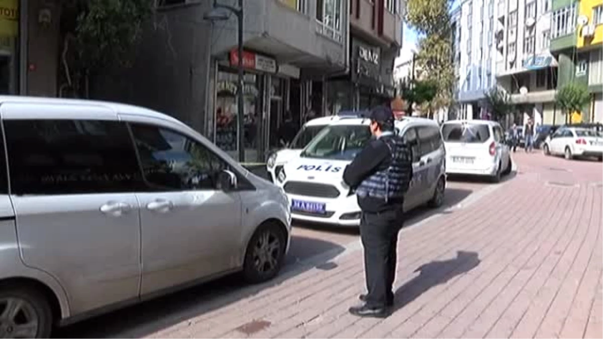 Zeytinburnu\'nda, Yakalama Kararı Bulunan Şahıs Polisi Alarma Geçirdi