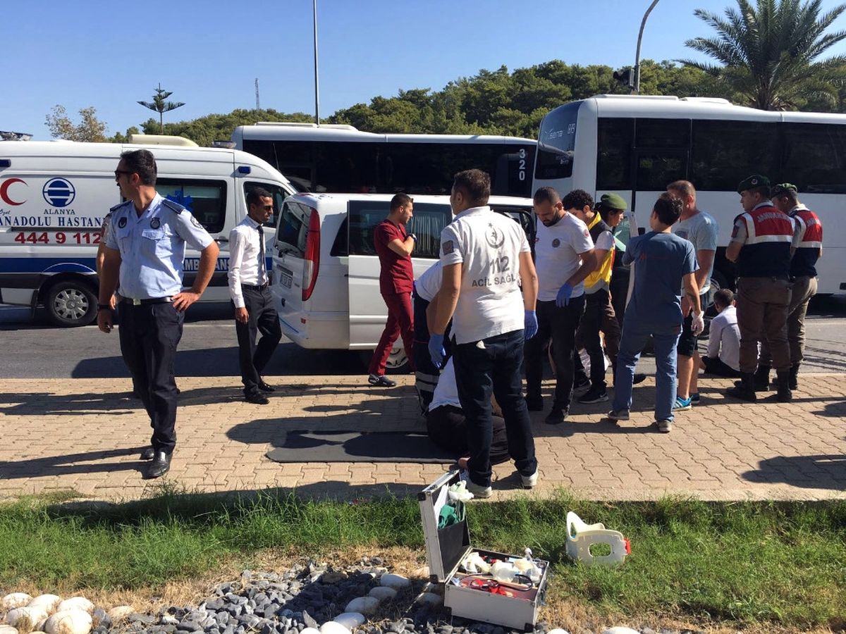 Antalya\'da Tur Minibüsü Kazası: 4 Yaralı