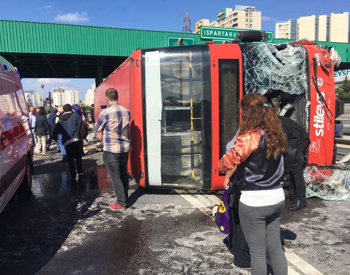 Bahçeşehir\'de Çift Katlı Halk Otobüsü Devrildi