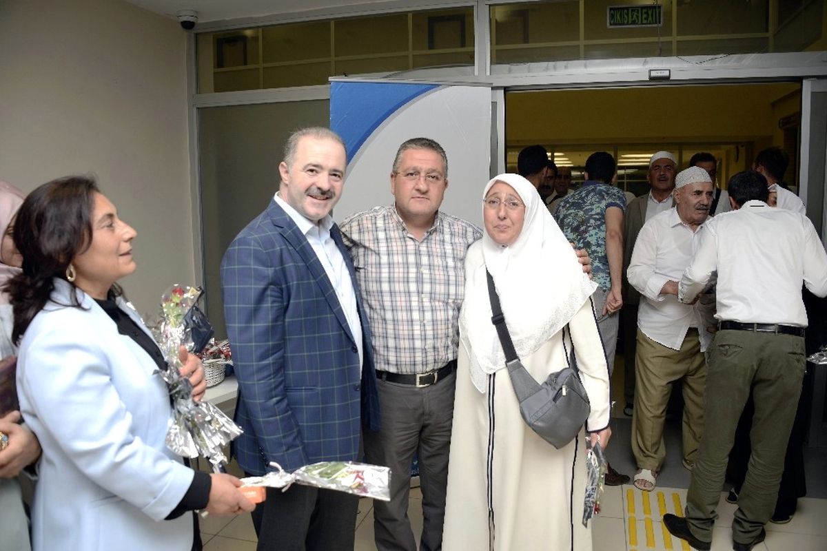Başkan Özgökçe, Hacıları Güllerle Karşıladı
