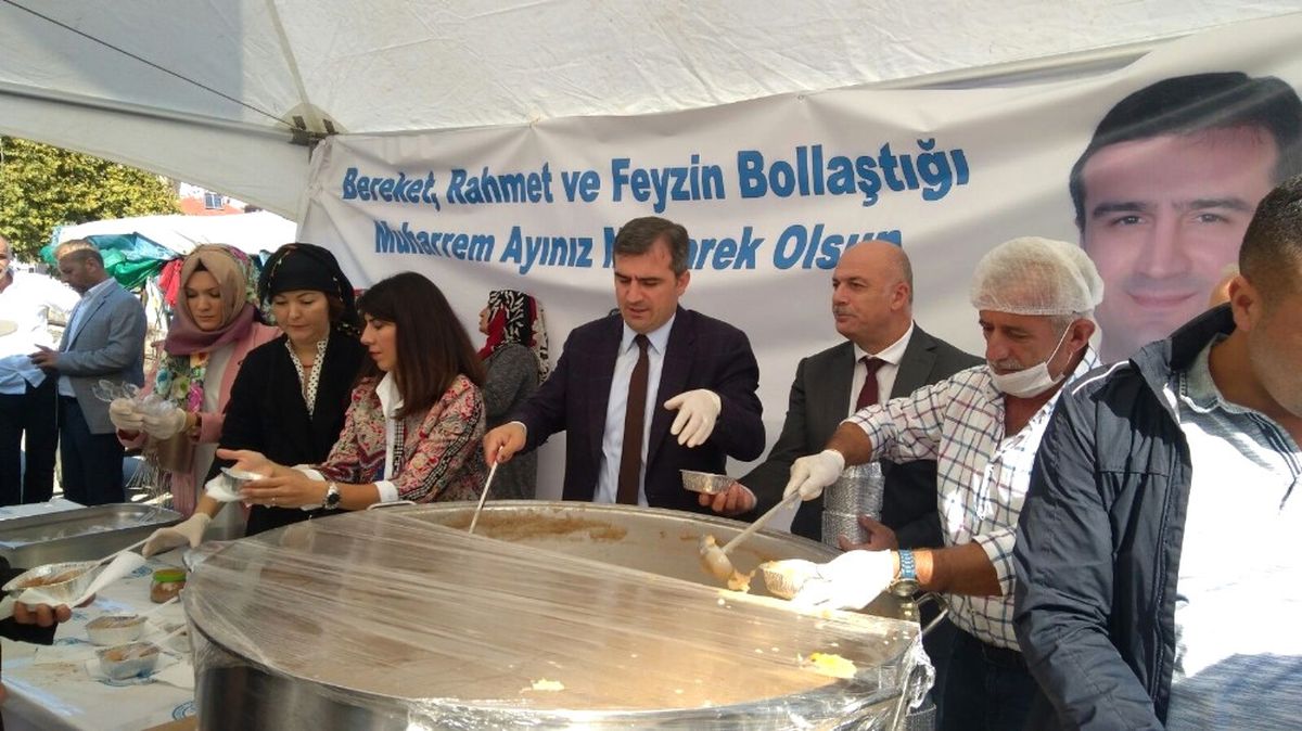 Başkan Yemenici Eşi ile Birlikte Aşure İkram Etti