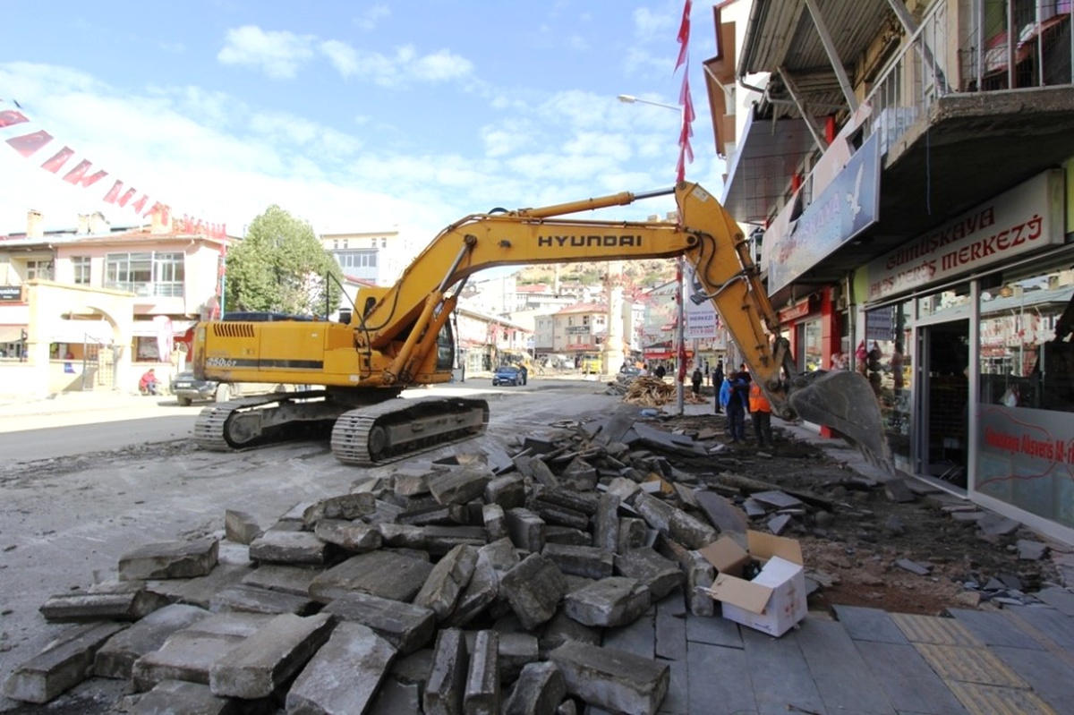 Cumhuriyet Caddesi\'nde Asfalt Çalışmalarına Başlandı