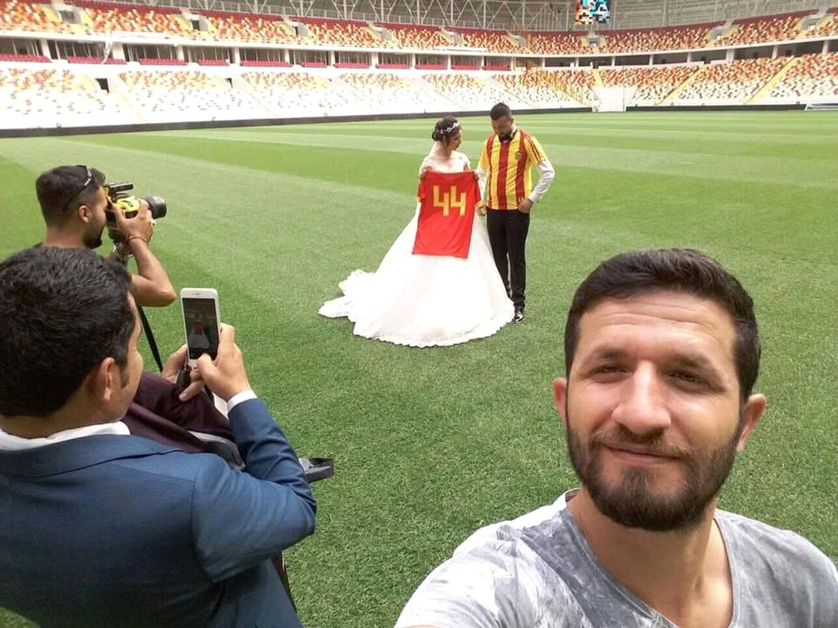 Düğün Fotoğraflarını Stadyumda Çektirdiler