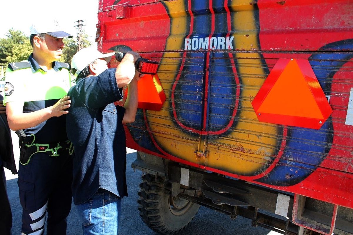 Elazığ\'da Kazalara Karşı Römorklara Reflektör Takıldı