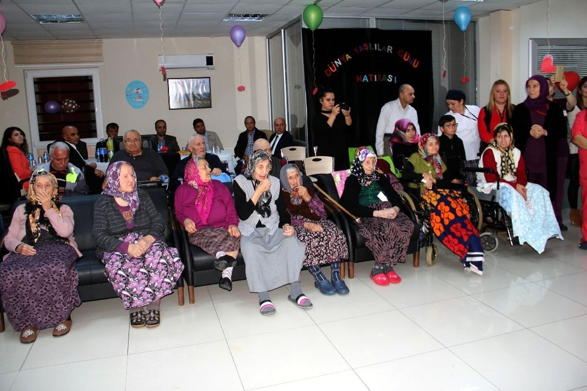 Engelli ve Bakım Merkezi\'nde Yaşlılar Haftası Kutlaması