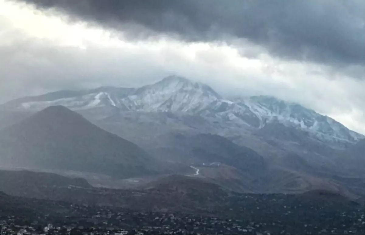 Erciyes Dağı\'na Karı Yağdı