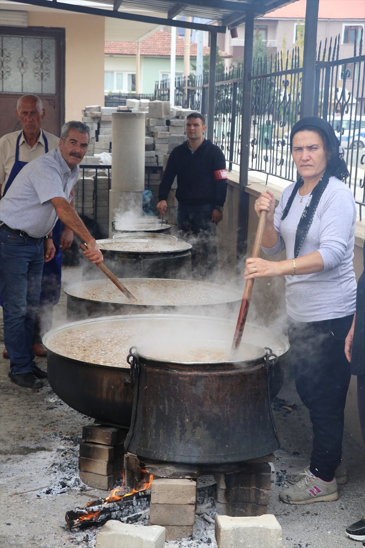 Erzurum ve Erzincan\'da Binlerce Kişiye Aşure Dağıtıldı