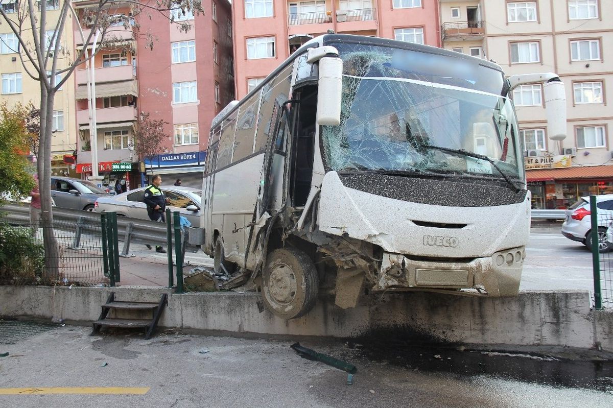 Freni Patlayan Midibüs 3 Araca Çarptı Duvara Çıktı: 1 Yaralı