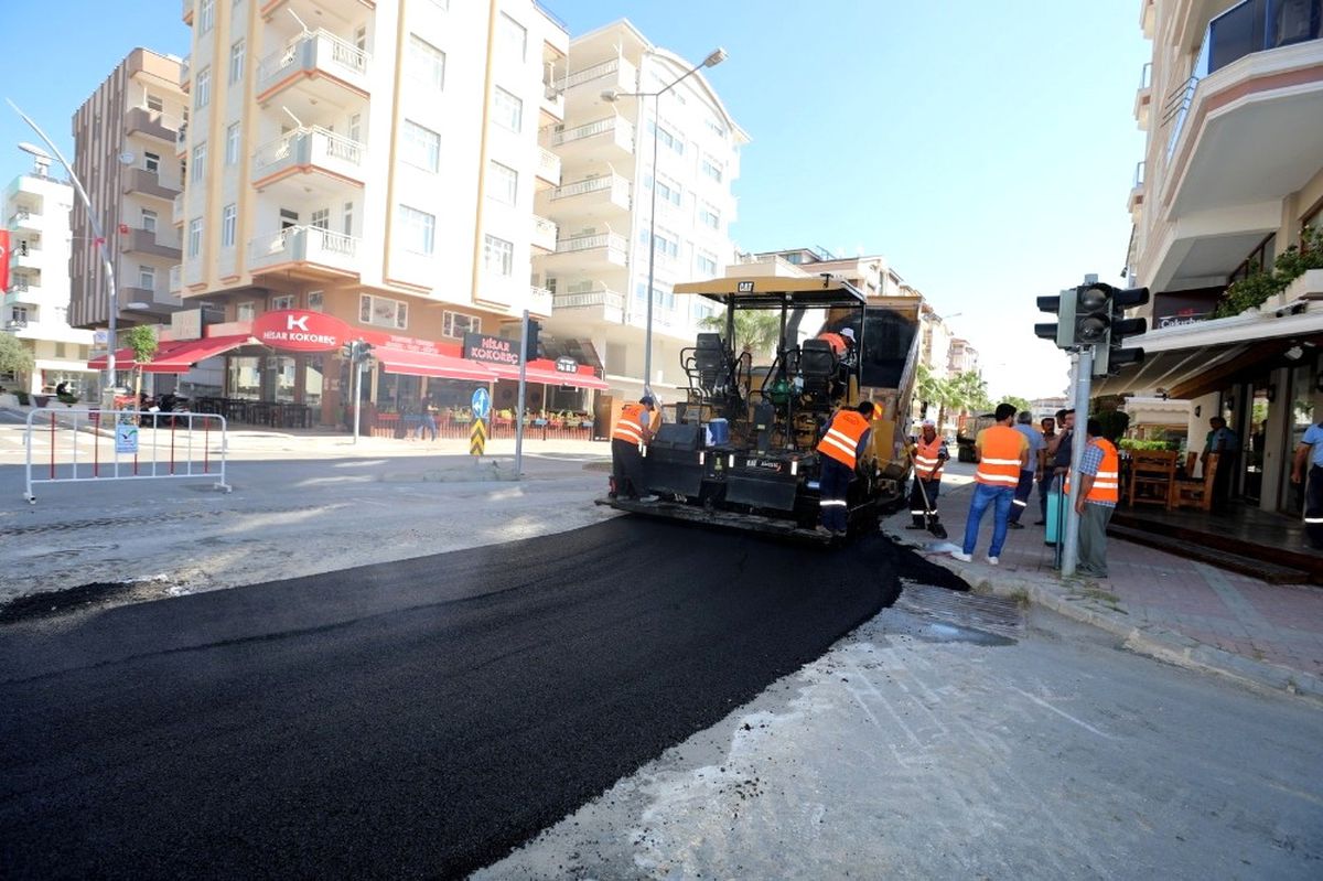 Güllük Caddesi\'ne Sıcak Asfalt
